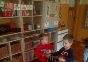 dzieci tańczą z chustkami