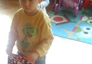 dzieci tańczą z chustkami