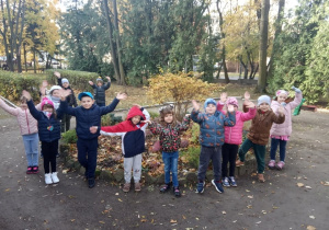 Dzieci pozdrawiają jesiennie swoich rodziców.