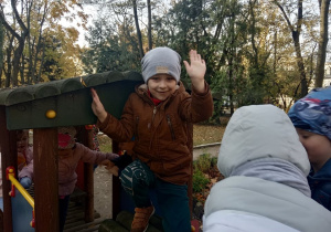 Chłopiec bawi się w ogródku.