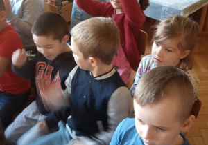 Dzieci oglądają pokaz i biją brawo.