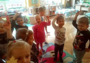 dzieci trzymają kolorowy listek