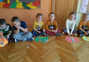 praca plastyczna - jabłuszka z robaczami