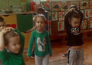 dzieci tańczą na dywanie