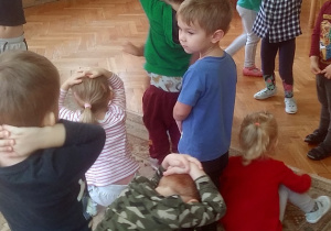 dzieci tańczą na dywanie