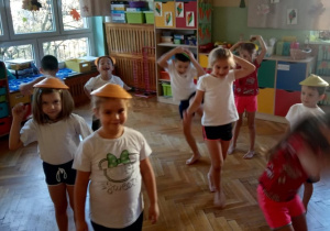Dzieci ćwiczą szybką orientację w przestrzeni z wykorzystaniem pachołków "grzybków".