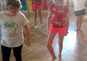 Dzieci ćwiczą szybką orientację w przestrzeni z wykorzystaniem pachołków "grzybków".