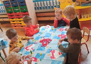 dzieci wyklejają serduszko dla rodziców