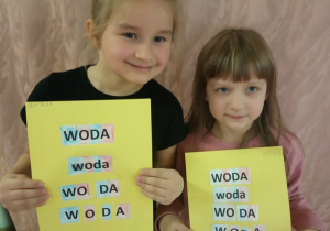 Dziewczynki pokazuje swe prace.