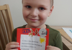 Maks prezentuje wykonaną kopertę