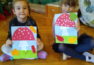 Dzieci prezentują prace z muchomorami