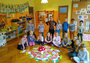 Dzieci prezentują prace z muchomorami