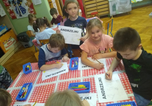 Dzieci robią andrzejkowe karty pracy.
