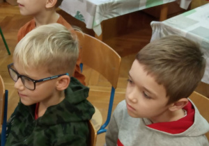 Dzieci oglądają przedstawienie.