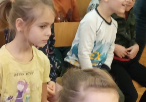 Dzieci oglądają przedstawienie.