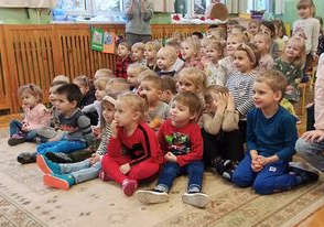 dzieci oglądają przedstawienie