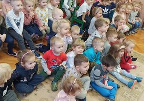 dzieci oglądają przedstawienie