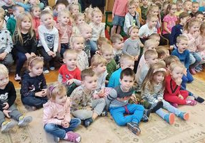 dzieci oglądają przedstawienie
