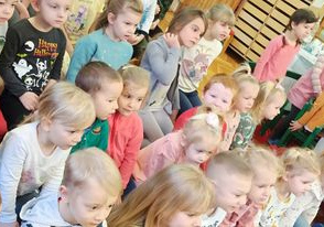 dzieci oglądają przedstawienie