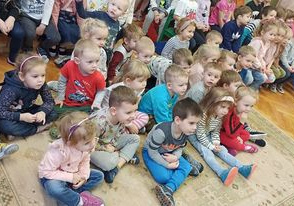 dzieci oglądają przedstawienie