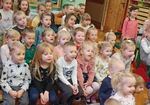 dzieci oglądają przedstawienie