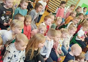 dzieci oglądają przedstawienie