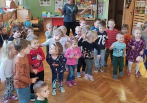 dzieci tańczą