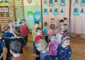 dzieci tańczą