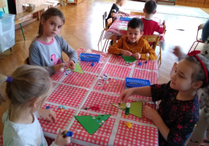 Dzieci pracują przy stolikach