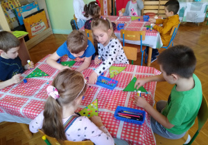 Dzieci pracują przy stolikach