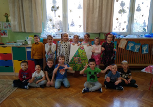 Dzieci pozują z wykonana pracą grupową