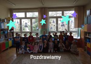 Zdjęcie dzieci z napisem pozdrawiamy i gwiazdkami