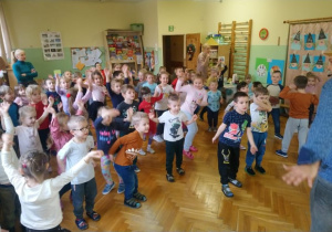 Zabawy taneczne na sali gimnastycznej