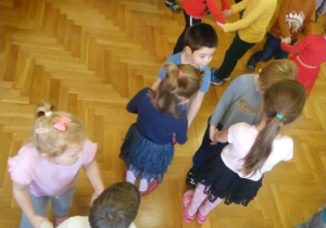 Zabawy taneczne na sali gimnastycznej