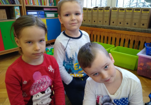 Dzieci pozują na dywanie.