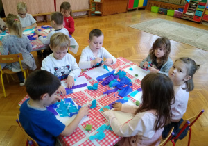 Dzieci pracują przy stolikach