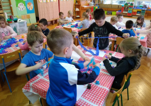 Dzieci pracują przy stolikach