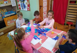 Dzieci pracują przy stolikach