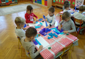 Dzieci pracują przy stolikach