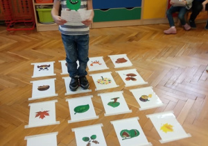 Chłopiec pokonuje zakodowany obrazkowy labirynt.