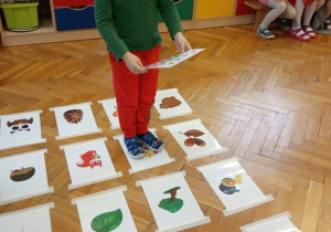 Chłopiec pokonuje zakodowany obrazkowy labirynt.