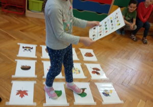 Dziewczynka pokonuje zakodowany obrazkowy labirynt.