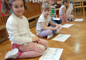 Dzieci układają sekwencje dla swoich kolegów i koleżanek.