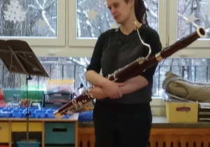 Pani opowiada dzieciom o fagocie.