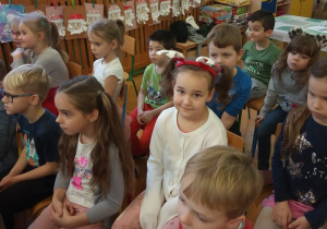 Dzieci z grupy V przysłuchują się muzykom.