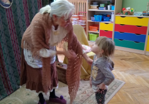 Dziewczynka rozmawia z aktorką