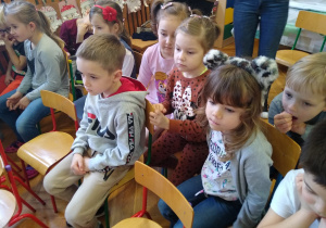 Dzieci oglądają przedstawienie