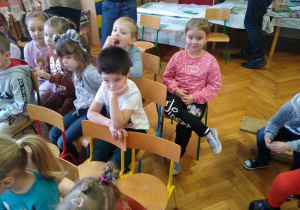 Dzieci oglądają przedstawienie