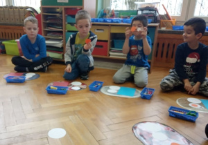 Dzieci wykonują aniołka przy użyciu techniki "origami płaskie z koła".