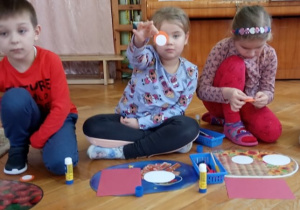 Dzieci wykonują aniołka przy użyciu techniki "origami płaskie z koła".